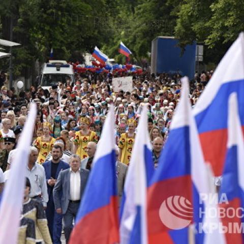 Симферополь отметил День России многонациональным шествием 