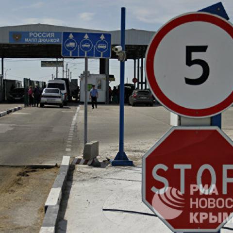 На въезде в Крым с Украины образовались километровые очереди 