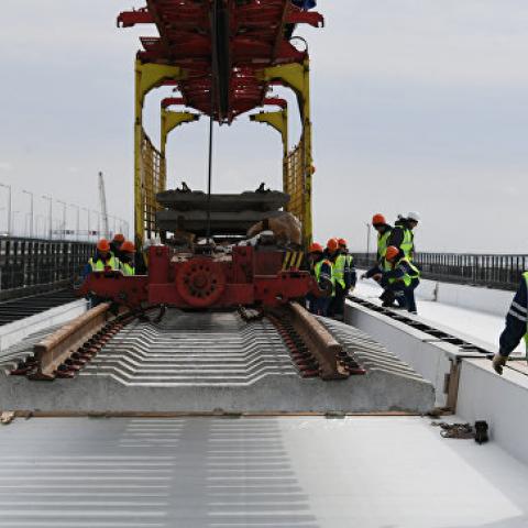 На Крымском мосту завершают установку пролетов железнодорожной части  