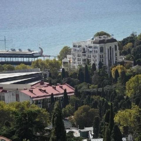 Отели, лечебницы и санатории: полный список имущества украинских олигархов, которое национализировали в Крыму  