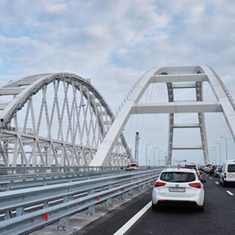 На Украине пообещали наказать блогера за поездку по Крымскому мосту