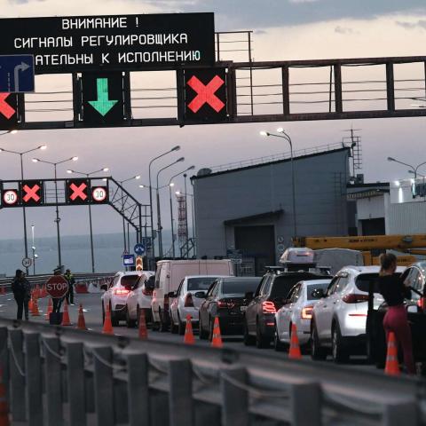 Крымский мост сейчас: со стороны Керчи начала расти очередь