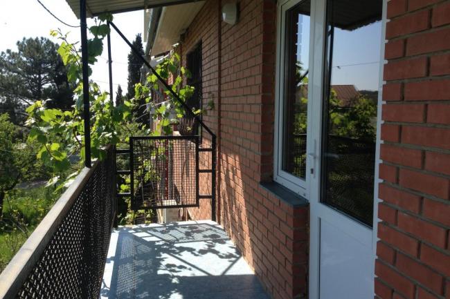 2-х местный на втором этаже с видом на горы и с большим балконом и кондиционером